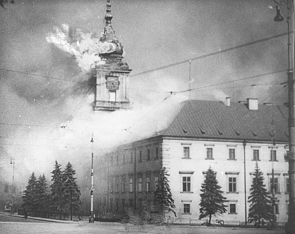 Płonący Zamek Królewski w Warszawie po niemieckim ostrzale, 17 września 1939 roku